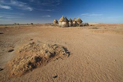 Enclos d'épineux et cases dans le sable