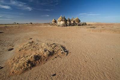 Enclos d'épineux et cases dans le sable