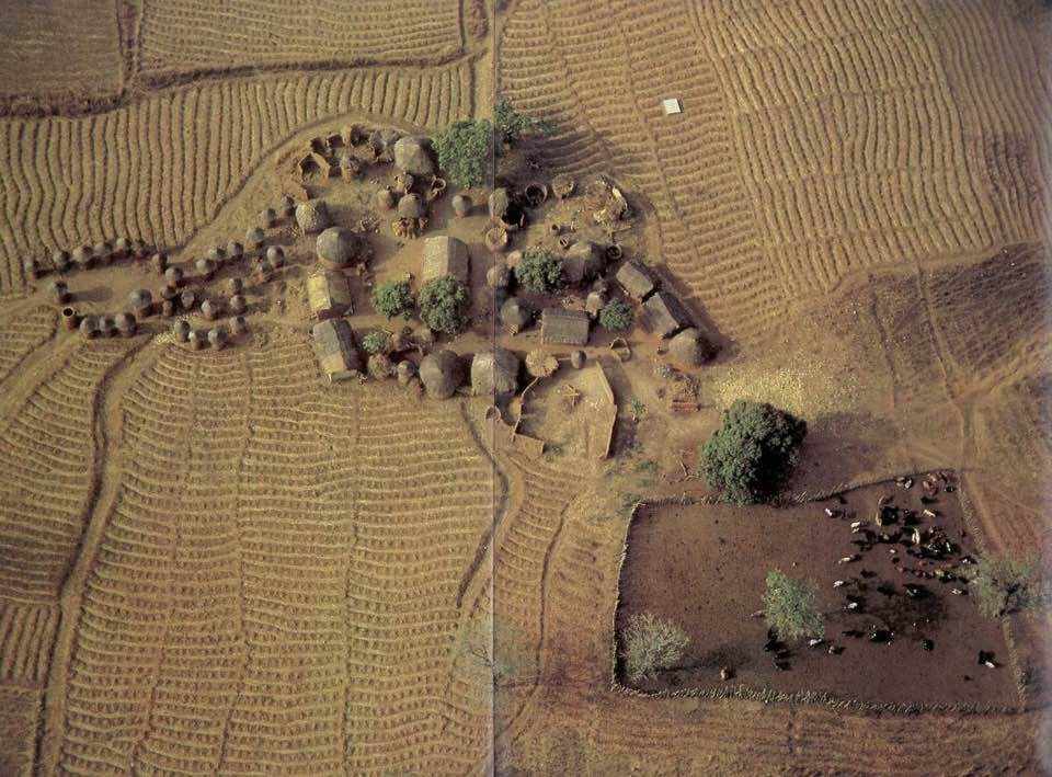 Village et champs vus du ciel