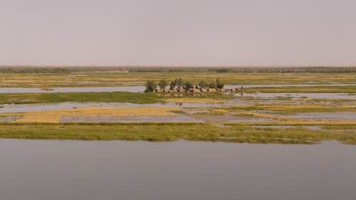 Plaine inondée, village au loin