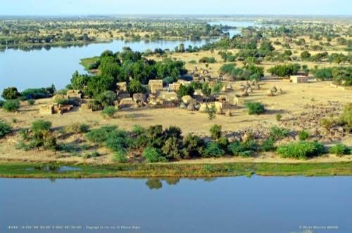 Village au bord d'un fleuve, vu du ciel