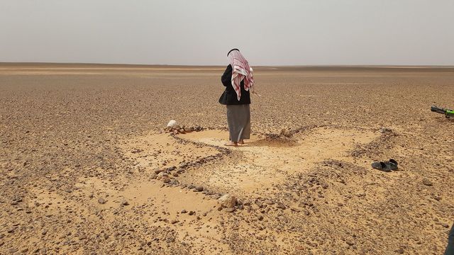 Un homme en prière dans l'enceinte