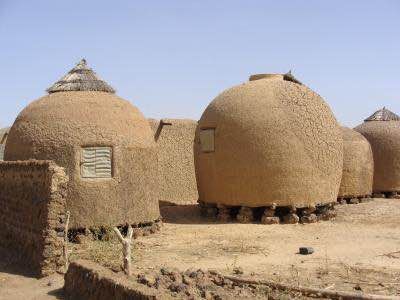 Greniers en terre sur pilotis, Niger