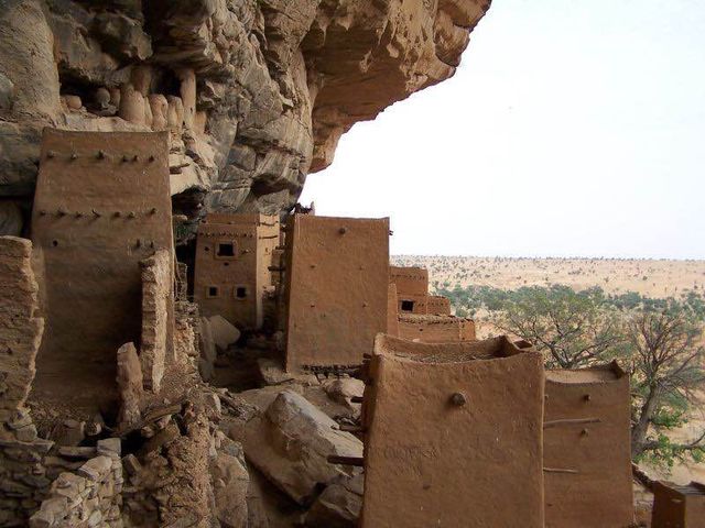 Greniers dogon au pied de la falaise