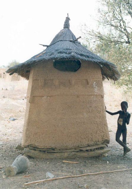 Grenier au toit de chaume, un enfant