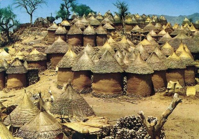 Village et greniers du nord du Burkina