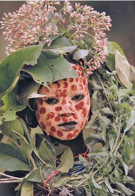 Portrait : visage peint, couronne de feuilles